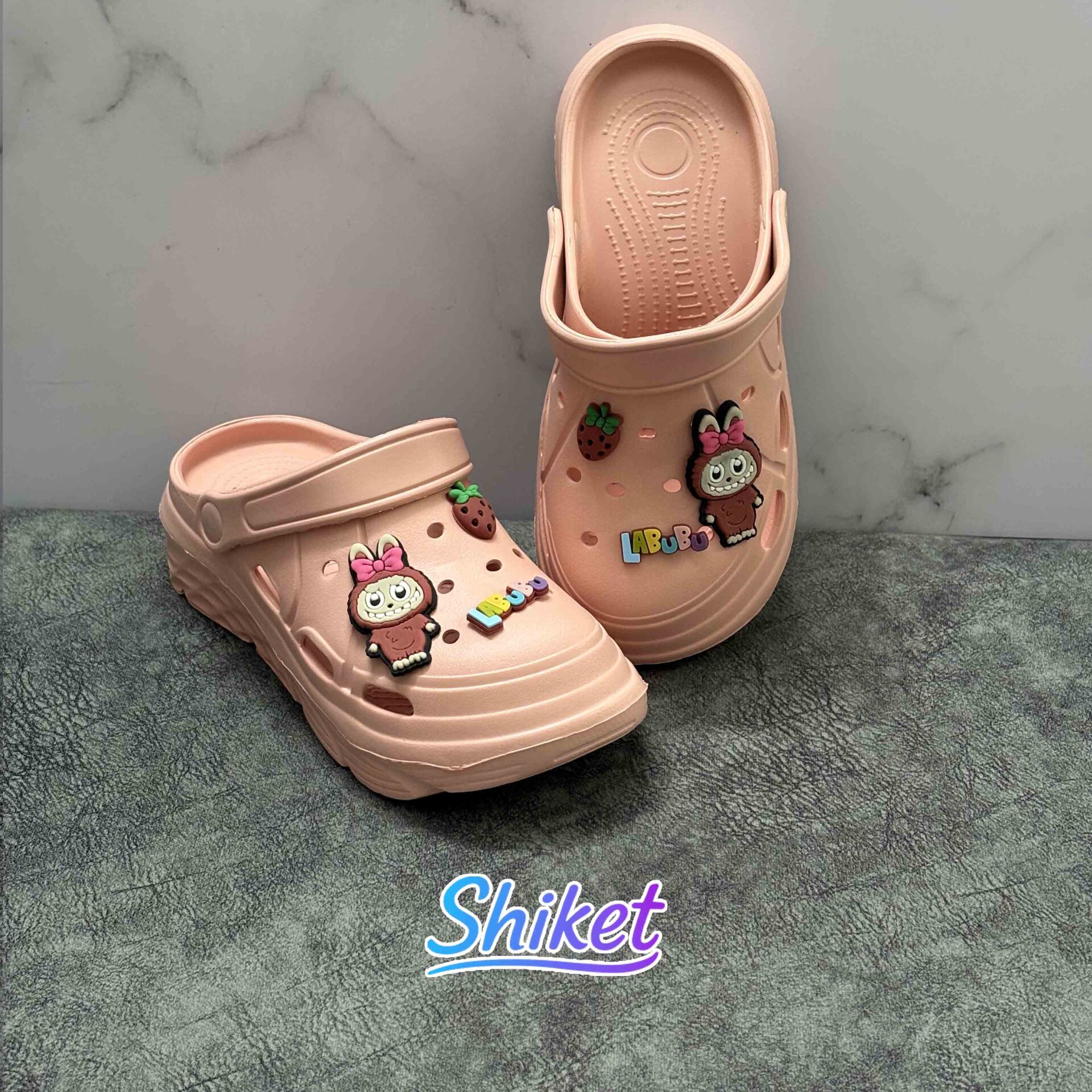 کراکس زنانه عروسکی مدل Labubu (رنگ صورتی)